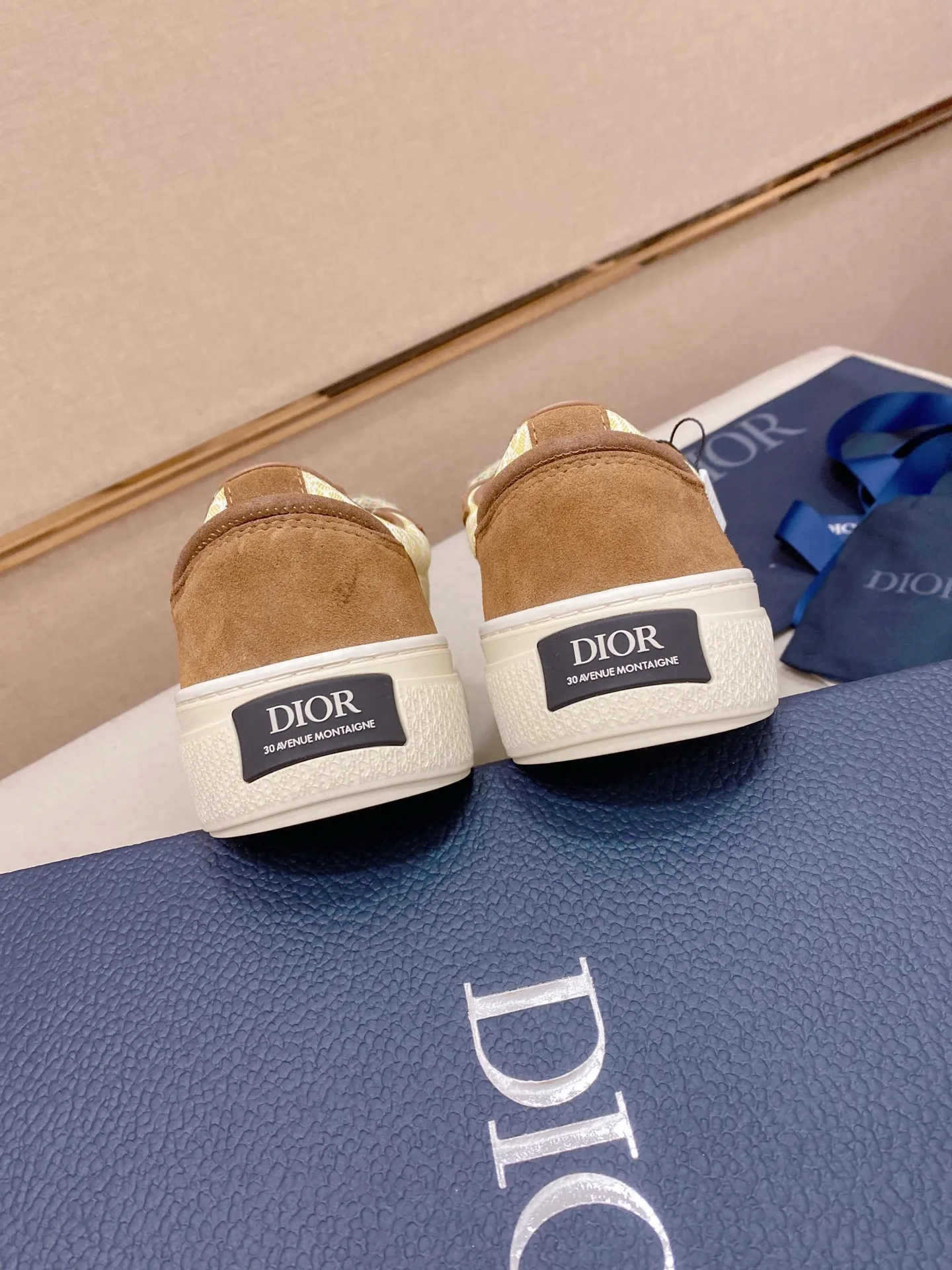 Factory price: 300 Men's shoes 💰[Dior·Dior] Top 🔍Couple style 💏🔍New casual sports style couple shoes, new four-season design, perfect workmanship, lace-up lazy style to create cabinet quality, upper: imported first-layer cowhide, sheepskin lining is soft and comfortable, ultra-light TPU wear-resistant outsole, simple, versatile fashion men's shoes, excellent color code number 35--44